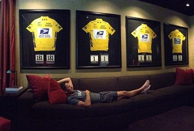 lance-Armstrong-na-tle-trofeow-fot-twitter-01